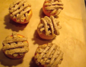 Great Thanksgiving Dessert Idea: Apple Pie Inside Apple